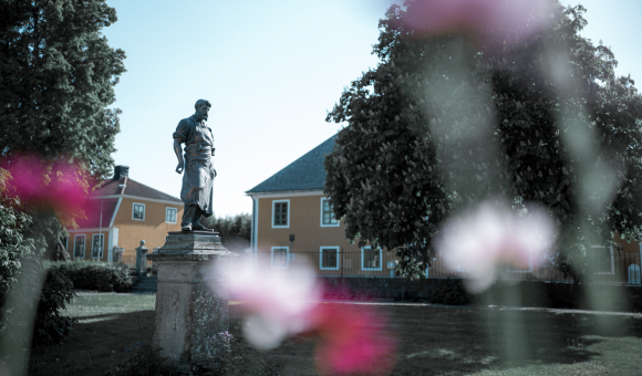 Statue « Le Travailleur » de Gottbrid Larsson (1917), représentant le forgeron wallon, dans les jardins du Manoir de Geer à Lövstabruk © J. Van Belle - WBI