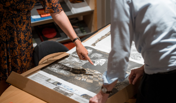 The librarian of the Jernkontoret library in Stockholm and Amandine Pekel, ECC at AWEX, bending over a lithograph of Louis de Geer © J. Van Belle – WBI
