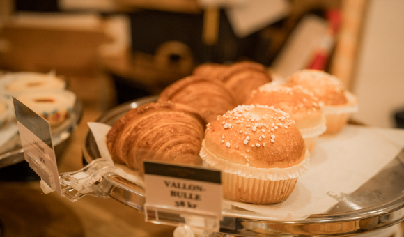 Les vallonbullars, des brioches wallonnes, se dégustent à la boulangerie Grillska Huset à Stockholm © J. Van Belle – WBI