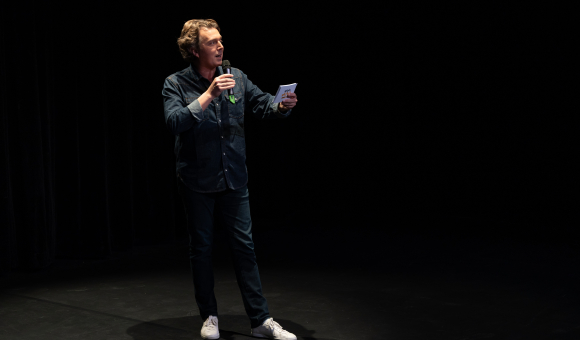 Le comédien et humoriste Alex Vizorek présentait la soirée d’ouverture de la Quinzaine de l’humour belge à Paris © E. Meunier - WBI